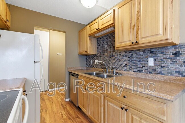 Building Photo - 1023 Smetana Rd Unit #6