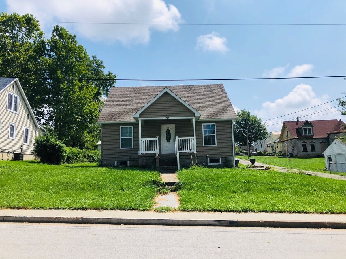 Photo - 1205 Maple St