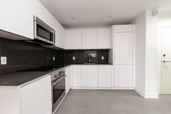 Building Photo - 110 Oriole Pkwy Unit 208