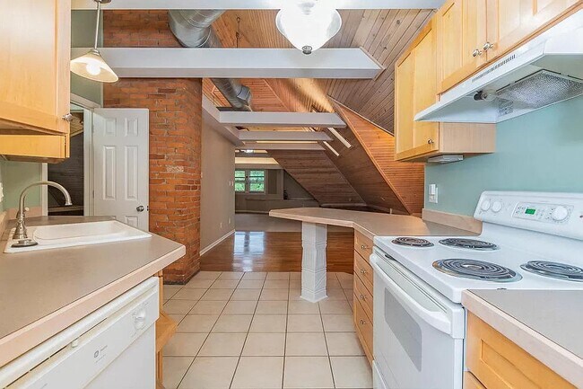 Kitchen and main area from entrance - 218 Woodward Ave Unit Rear