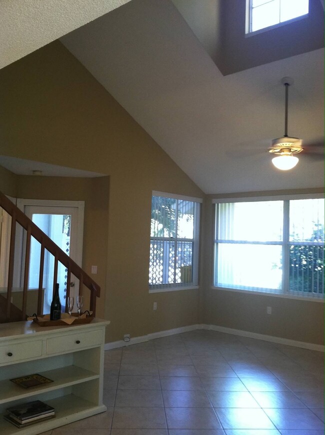 Open floor plan - 3594 SW Sunset Trace Cir Unidad 3 Bedroom Townhouse Palm