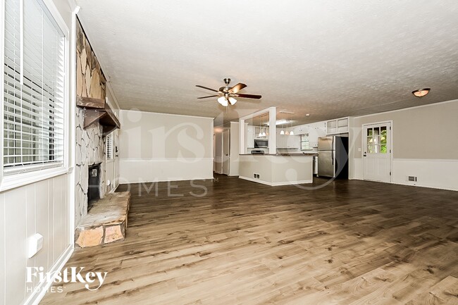 Photo - 466 Birch Ln SE
