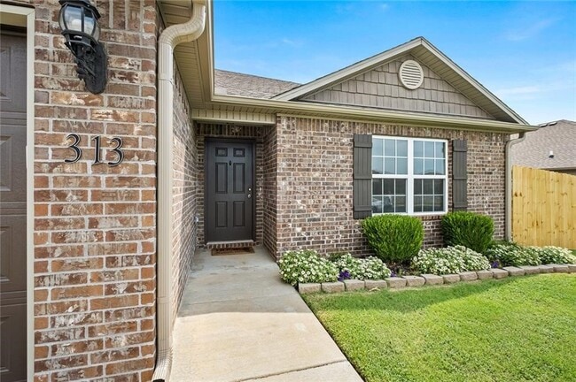 Photo - 313 Woodcreek St