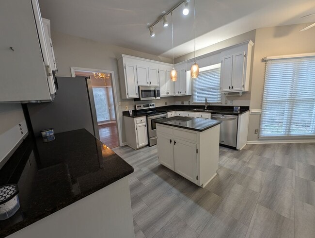 Photo - Beautiful 2 story, 4 bed, 2.5 bath Home Located in the Davis Lake Community!