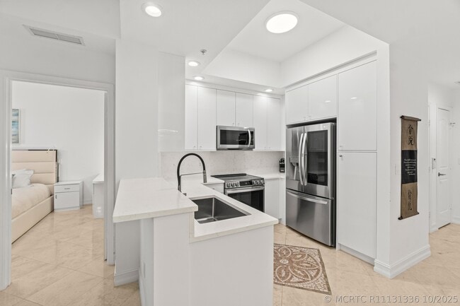 Building Photo - 701 S Olive Ave Unit 1014