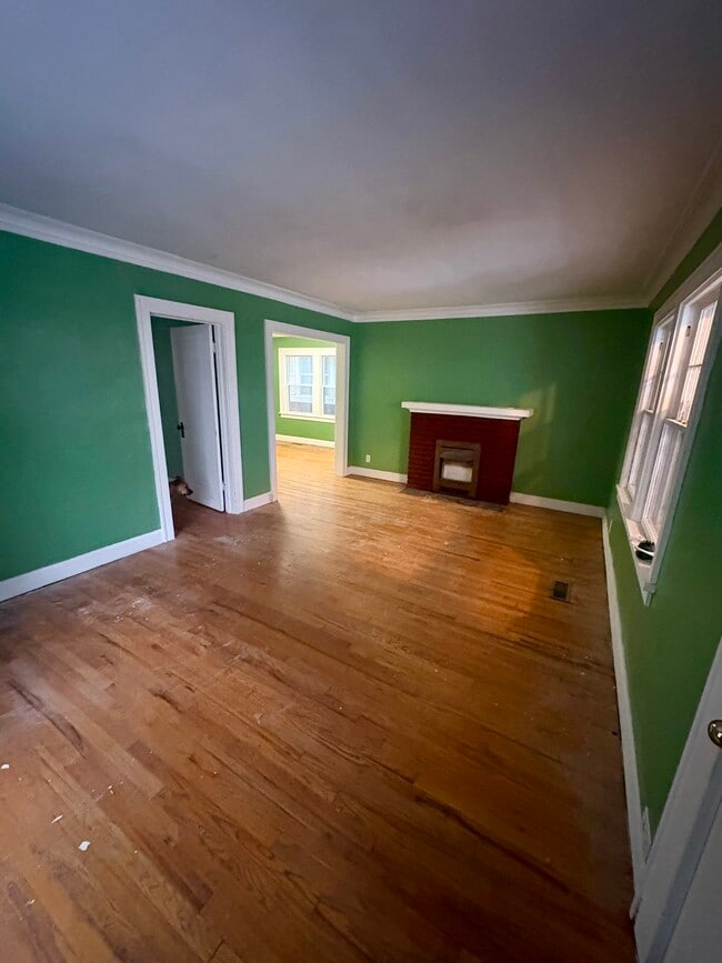 Living room (fireplace non-functioning) - 3904 Charlotte St Unit 3904 Charlotte