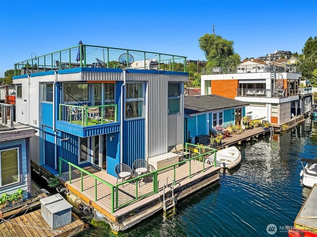 Building Photo - 2 bed 1.5 bath houseboat on Lake Union