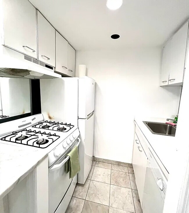 Photo - 210 E 47th St