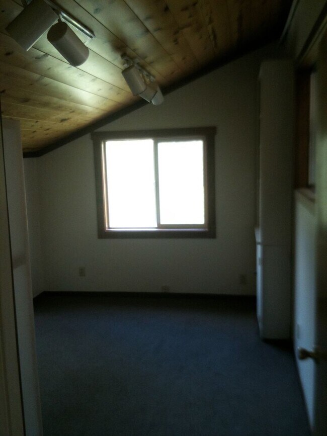 Photo - 3/1 Close to UC, hiking, mountain biking a...