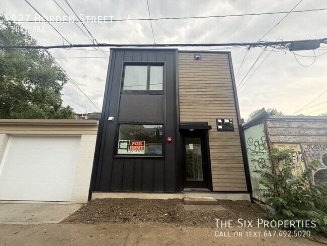 Building Photo - Brand New 2 Bed 1.5 Bath Coach House in Downtown Toronto Unit 4