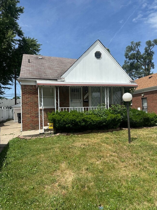 Photo - 19989 Strathmoor St
