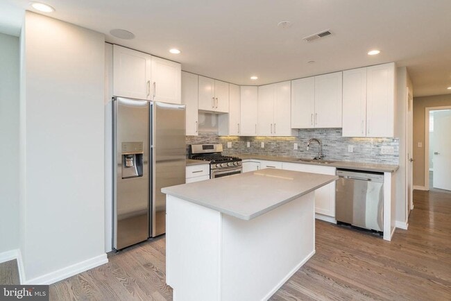 Building Photo - 1701 Bainbridge St Unit 1