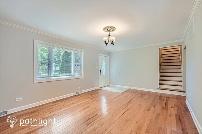 Photo - 612 W James St