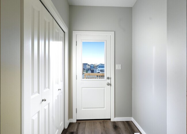 Photo - 3527 6 Ave SW