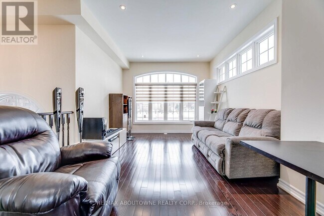 Photo - 233 Dundas Way