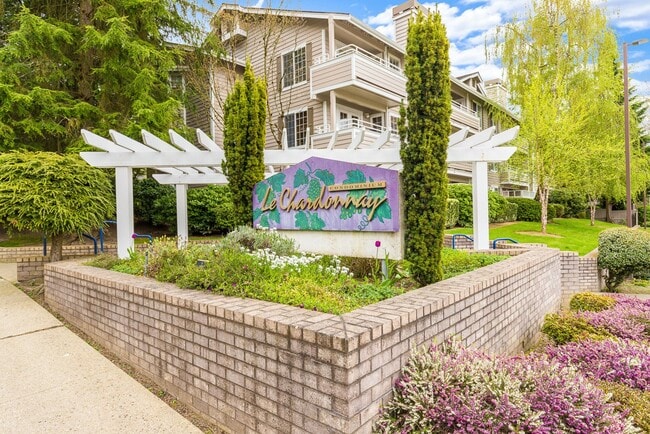 Building Photo - Woodinville 3 Bedroom 2 Bath with Detached Garage - Top Floor