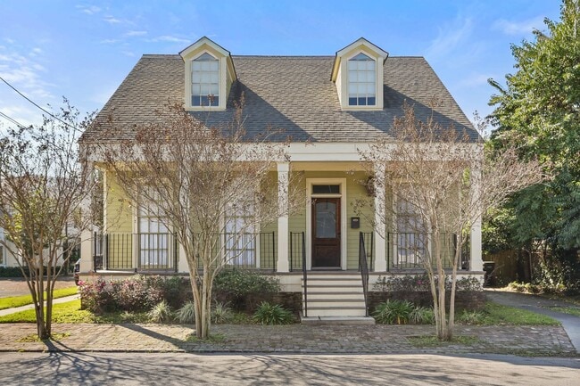 Building Photo - Gorgeous 3BD/3.5BA Uptown Home with A Large Fenced in Backyard