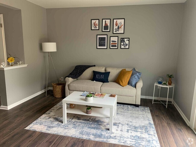 Building Photo - 2370 Woodbrook Cir S Rental