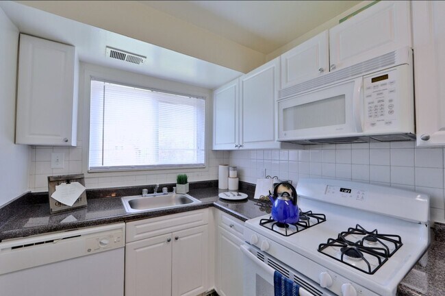 Photo - Lynbrook at Mark Center Apartment Homes