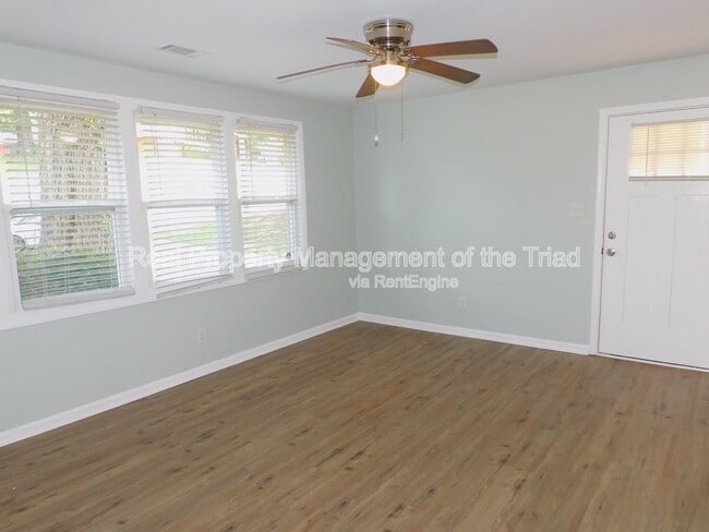 Photo - 3016 Myra St