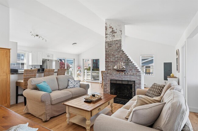 Photo - 898 Dune Rd