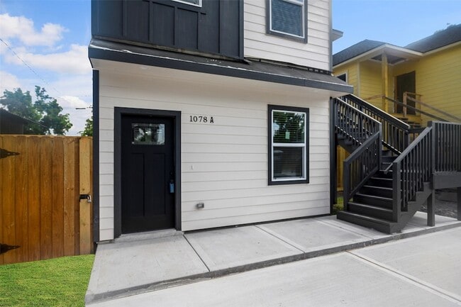 Photo - 1078 St Clair St Unidad A