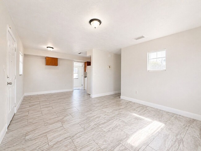 Building Photo - Newly Renovated 3/1 Single Family Home with Bonus room
