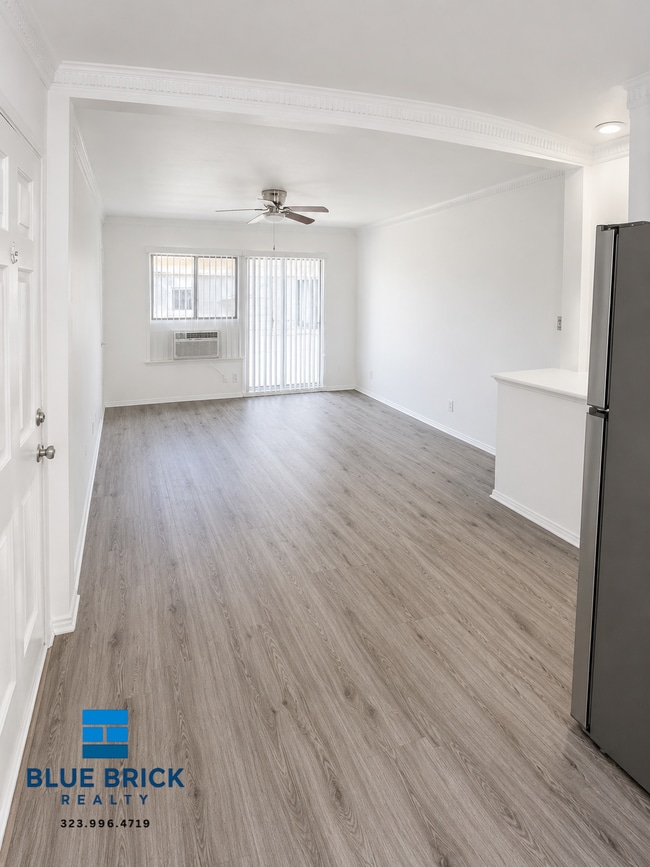 Building Photo - 5309 Whitsett Ave Unit 5