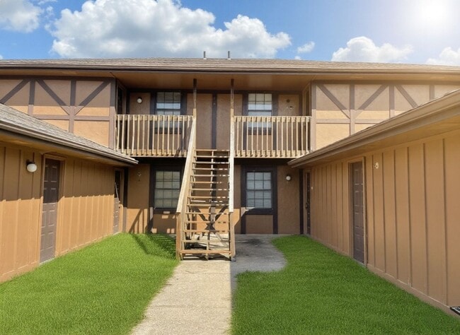 Building Photo - 2100 SW 9 St Unit Apt C