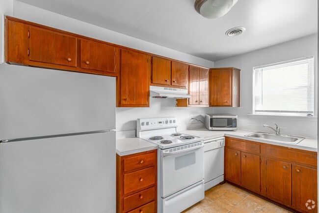2BR, 1BA - 800SF - Kitchen - Harbor Club
