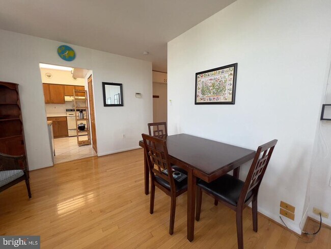 Photo - 825 N 29th St Unidad 5AA