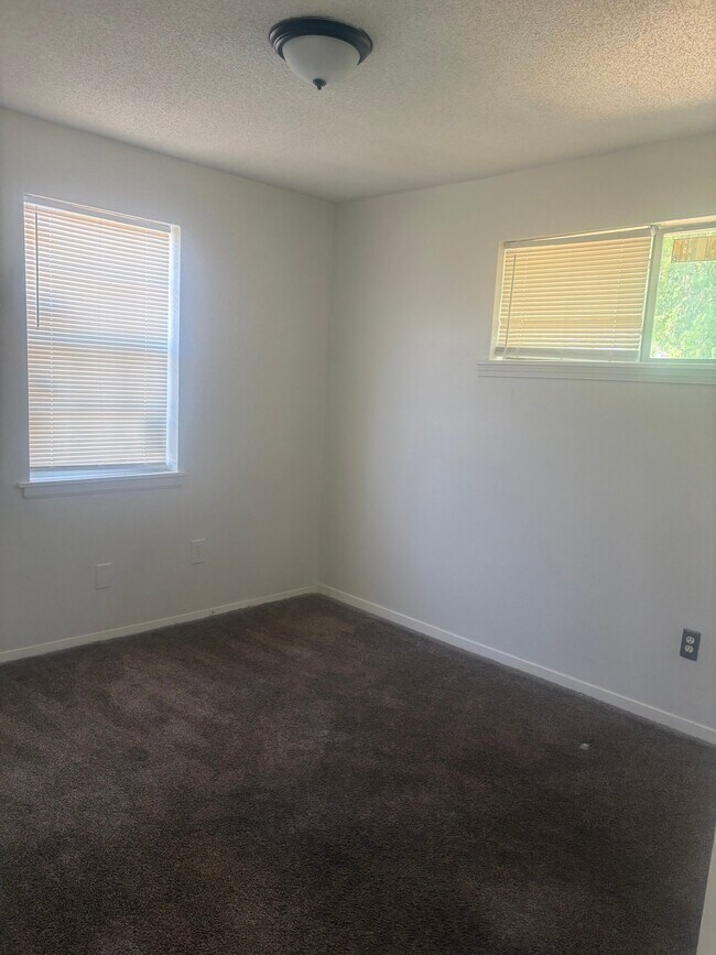 Photo - 2565 Peres Ave