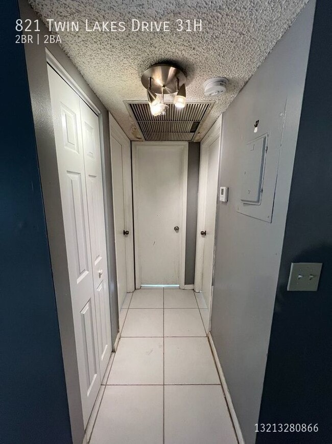 Photo - 821 Twin Lakes Dr