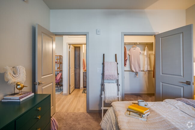 1 BR, 1 BA - 783SF
