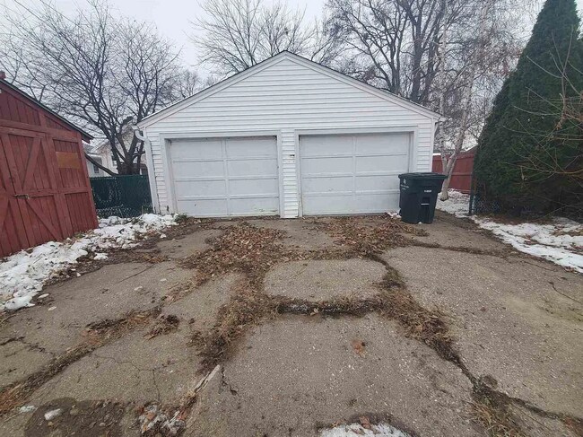 Photo - 3-Bedroom Rock Island Home with 2-Car Garage