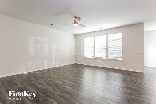 566 Hillpark Ln