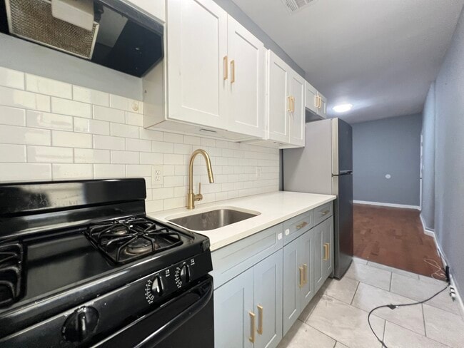 Unit 8 - 300 Lyons Ave Unit 6