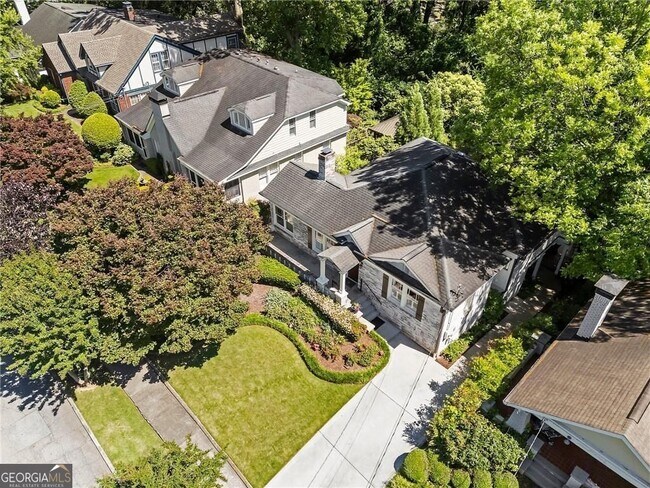 Photo - 663 Yorkshire Rd NE