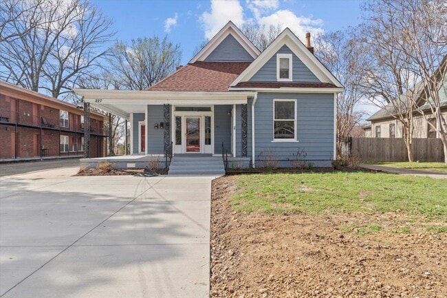 Photo - 227 N Willett St