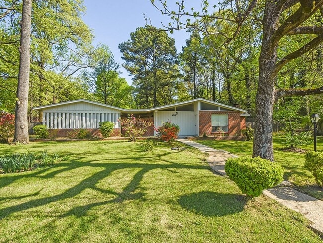 Building Photo - NEWLY UPDATED Mid-Century Mod home with 2 beds, 2 baths.