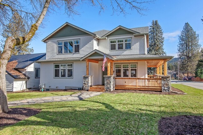 Building Photo - Fully Furnished Home