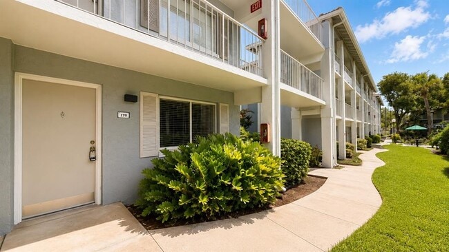 Photo - 120 BLUE POINT Way Unidad 170