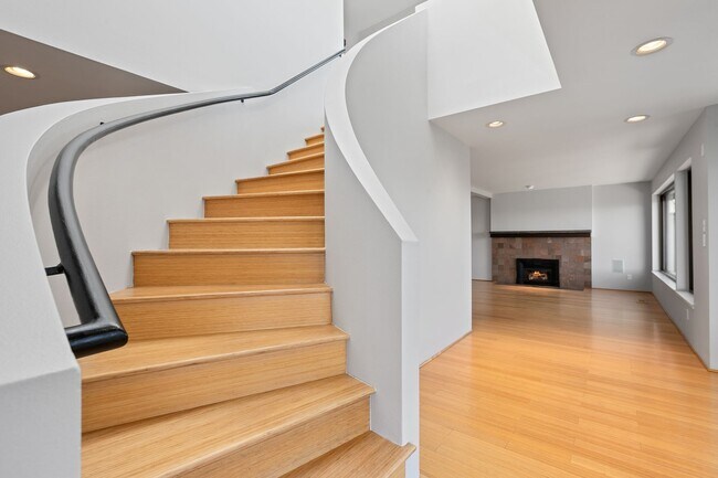 Photo - Luxury Air-Conditioned North Capitol Hill ...