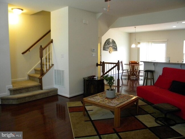 Photo - 652 E Chestnut St