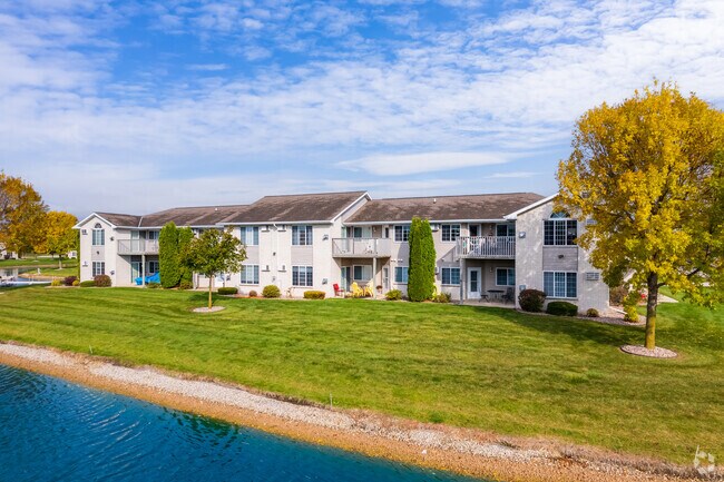 Exterior junto al lago, dos camas, dos baños - Crystal Lake