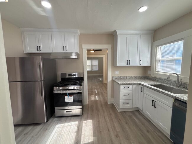 Building Photo - 706 E 12th St