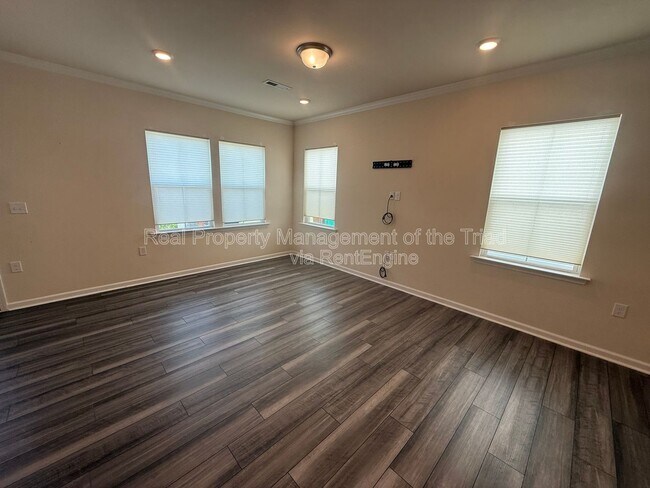 Photo - 886 Falls Grove Trl