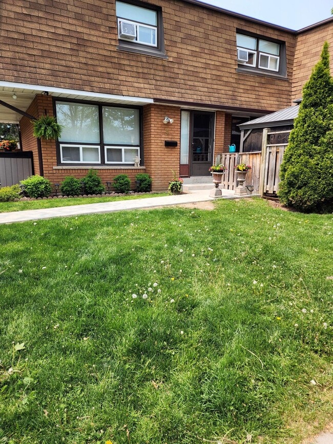 Quad Townhouses - 3000-3014 Centennial Dr