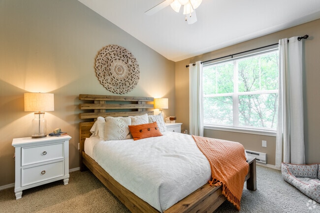 2BR, 2BA Townhome - 1,200 SF