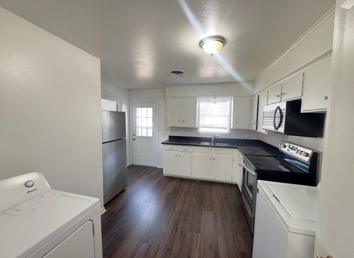 Photo - 405 Botts St